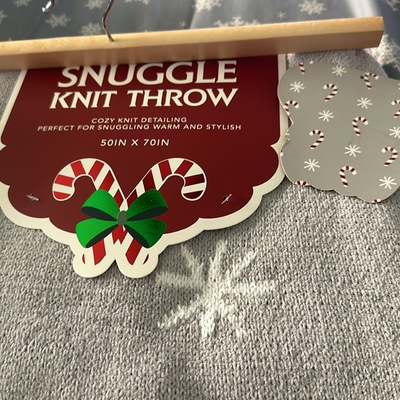 Christmas Candy Cane Throw ❄️❄️☃️⛄️ - Picture 6 of 7